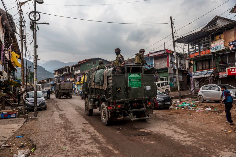 هل أنقذت إدارة ترامب العالم من كارثة نووية بين الهند وباكستان؟ 7 URI, INDIA - MAY 8: An Indian Army convoy carrying reinforcements and supplies drives near Pakistan-administered Kashmir. Stray dogs scavenge from garbage littered across the mostly deserted town of Uri, near the Line of Control (LoC), the de facto border separating Indian-administered Kashmir from Pakistani-administered Kashmir on May 8, 2025 in Uri, west of Srinagar, India. The India-Pakistan standoff has sharply escalated following Indian missile strikes on Pakistan and Pakistani-administered Kashmir in retaliation for a deadly militant attack in Indian Kashmir, with both sides exchanging fire and reporting civilian casualties-the most severe confrontation in over two decades. The international community, including the UK and Iran, have called for restraint and urgent diplomatic dialogue amid fears of further escalation between the nuclear-armed neighbors. (Photo by Yawar Nazir/Getty Images)