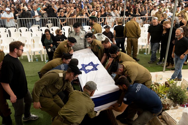 مشاكل تواجه الاحتلال بغزة: عدم استدعاء الاحتياط وانتحار الجنود ورفضهم للقتال 1 BEIT HASHMONAI, ISRAEL - APRIL 27: Israeli soldiers place a coffin covered with Israeli flag inside the grave during a funeral for Master Sergeant (res) Asaf Cafri killed in a battle in the northern Gaza Strip on April 27, 2025 in Best Hashmonai, Israel. According to the IDF, Cafri, a tank driver was hit and three other soldiers were wounded by sniper fire in the Beit Hanoun area, close to military post in the buffer zone. Beside Cafri, Police officer Sgt.Neta Yitzhak Kahane and commander Cpt. Ido Voloch were killed during fighting in Gaza City's Shejaiya neighbourhood, as IDF prepares for more offensive operation. (Photo by Amir Levy/Getty Images)
