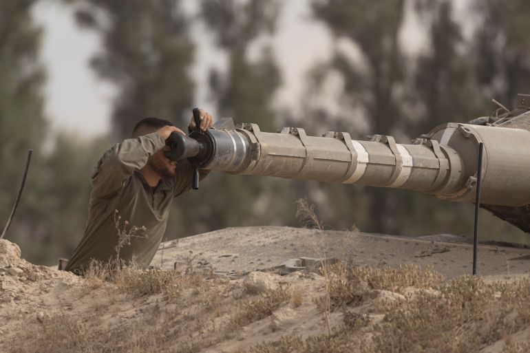 غزة تختنق.. جوع وموت ودمار في قبضة الاحتلال 4 SOUTHERN ISRAEL, ISRAEL - MAY 19: An Israeli soldier works on a tank cannon near the border with the Gaza Strip on May 19, 2025 in Southern Israel, Israel. The Israeli military has said its expanding ground operations in Gaza as part of what they're calling 'Operation Gideon's Chariots,' aimed at securing the release of hostages still held in Gaza, as well as "the defeat of Hamas." Israel has been escalating its campaign in Gaza and blockade of humanitarian aid after the previous two-month long ceasefire agreement collapsed in March. Meanwhile, over the weekend the two sides reportedly began indirect talks to reach a ceasefire in Doha, the capital of Qatar. (Photo by Amir Levy/Getty Images)