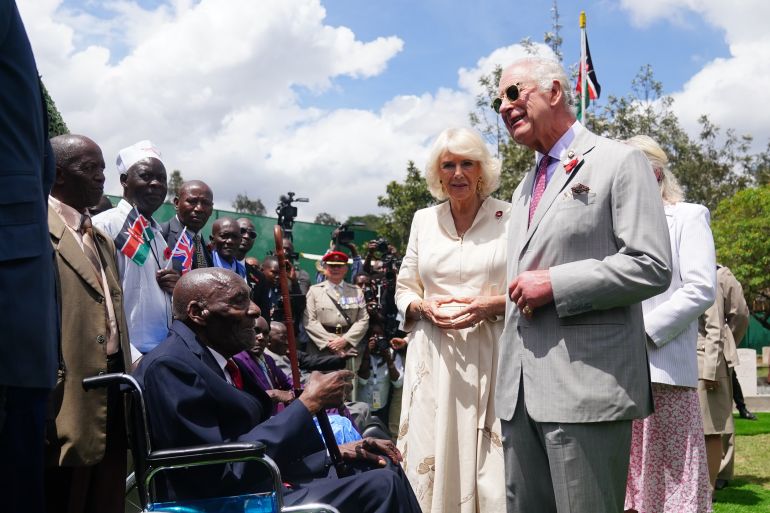 معركة الوثائق السرية في مواجهة التاريخ الاستعماري المظلم لبريطانيا 4 NAIROBI, KENYA - NOVEMBER 1: King Charles III and Queen Camilla meet veteran Samwel Nthigai Mburia, who is believed to be 117 years old, during a visit to the Commonwealth War Graves Commission cemetery in Nairobi, joining British and Kenyan military personnel in an act of remembrance, on day two of the state visit to Kenya on November 1, 2023 in Nairobi, Kenya. King Charles III and Queen Camilla are visiting Kenya for four days at the invitation of Kenyan President William Ruto, to celebrate the relationship between the two countries. The visit comes as Kenya prepares to commemorate 60 years of independence. (Photo by Pool - Victoria Jones/Getty Images)