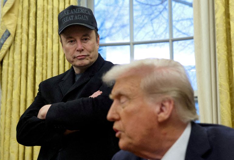 ما قانون الأراضي بجنوب أفريقيا المثير لخلاف ترامب ورامافوزا؟ 1 FILE PHOTO: Elon Musk listens to U.S. President Donald Trump speak in the Oval Office of the White House in Washington, D.C., U.S., February 11, 2025. REUTERS/Kevin Lamarque/File Photo