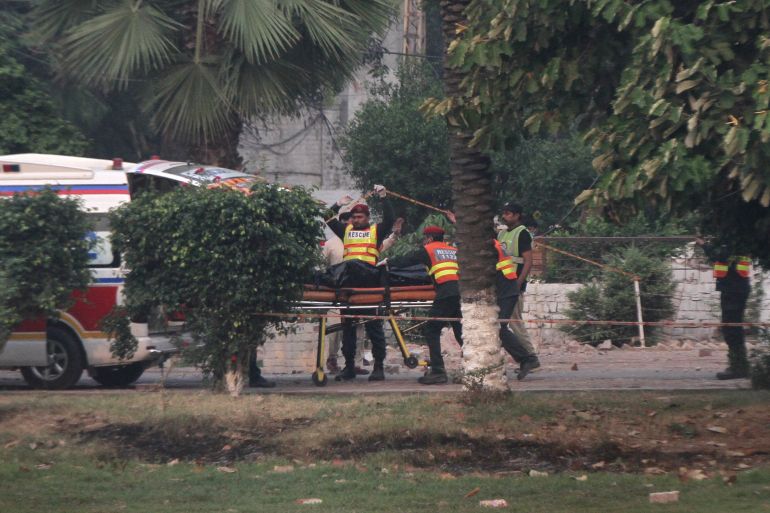 بالصور.. تصعيد جديد يعيد شبح المواجهة بين الهند وباكستان 8 Rescuers wheel a body towards an ambulance after it was recovered from a building hit by an Indian strike in Muridke near Lahore, Pakistan, May 7, 2025. REUTERS/Mohsin Raza