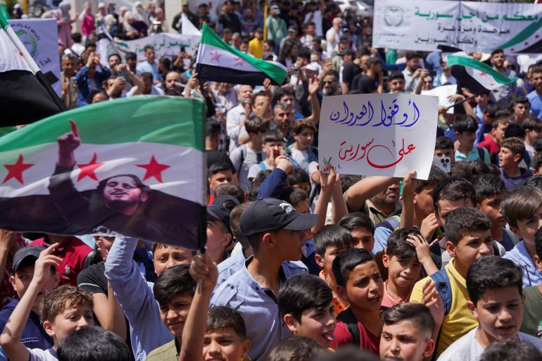 التفكيك ونشر الفوضى خيار إسرائيل بسوريا بدل التطبيع معها 1 Demonstrators protest against Israeli attacks on Syria, in Hama, Syria May 4, 2025. REUTERS/Karam Al-Masri
