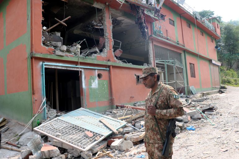 هل أنقذت إدارة ترامب العالم من كارثة نووية بين الهند وباكستان؟ 10 A Pakistan Army soldier stands in front of damaged Bilal Mosque after it was hit by an Indian strike in Muzaffarabad, the capital of Pakistan-administered Kashmir, May 7, 2025. REUTERS/Stringer