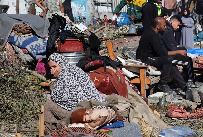 غزة تُعلن رسميا "منطقة مجاعة" جراء الحصار الإسرائيلي 7 Palestinians inspect the site of an Israeli strike on an UNRWA school sheltering displaced people, in the Bureij camp in the central Gaza Strip, May 7, 2025. REUTERS/Ramadan Abed