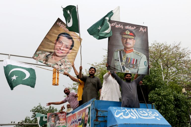 الهند تقر بخسائرها وهدوء حذر على الحدود مع باكستان 1 People carry posters in support of Pakistan Army, day after the ceasefire announcement between India and Pakistan, in Lahore, Pakistan, May 11, 2025. REUTERS/Mohsin Raza