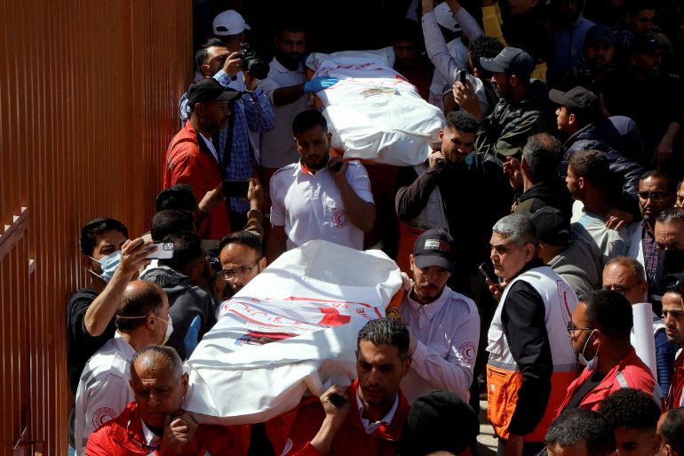 بالصور.. طواقم الهلال الأحمر تطالب بالحماية وسط غياب العدالة في غزة 4 FILE PHOTO: Palestinians mourn medics, who came under Israeli fire while on a rescue mission, after their bodies were recovered, according to the Red Crescent, at Nasser hospital in Khan Younis in the southern Gaza Strip March 31, 2025. REUTERS/Hatem Khaled/File Photo