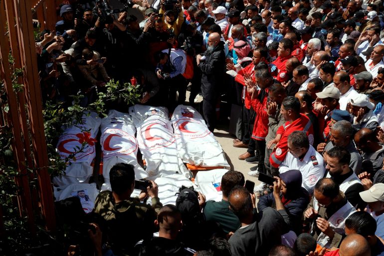 بالصور.. طواقم الهلال الأحمر تطالب بالحماية وسط غياب العدالة في غزة 6 FILE PHOTO: Palestinians mourn medics, who came under Israeli fire while on a rescue mission, after their bodies were recovered, according to the Red Crescent, at Nasser hospital in Khan Younis in the southern Gaza Strip March 31, 2025. REUTERS/Hatem Khaled/File Photo