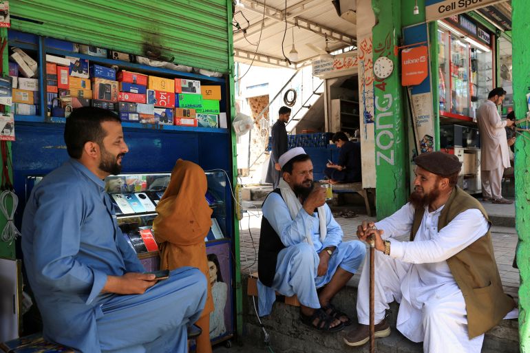الهدوء يسود بين الهند وباكستان ومودي يتوعد 1 People sit outside a shop following the ceasefire announcement between India and Pakistan, in Islamabad, Pakistan, May 12, 2025. REUTERS/Akhtar Soomro
