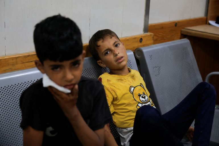 غزة تختنق.. جوع وموت ودمار في قبضة الاحتلال 12 Injured Palestinian children sit on a chair at Nasser Hospital, following an Israeli strike, in Khan Younis, southern Gaza Strip, May 19, 2025. REUTERS/Hatem Khaled