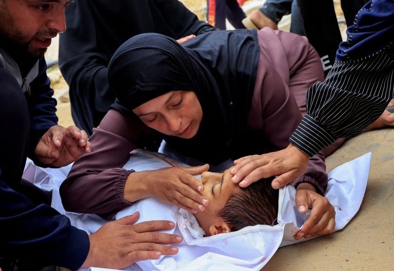 غزة تختنق.. جوع وموت ودمار في قبضة الاحتلال 8 SENSITIVE MATERIAL. THIS IMAGE MAY OFFEND OR DISTURB Mourners react as they look at the body of a Palestinian boy killed in an Israeli strike, at Nasser hospital, in Khan Younis, southern Gaza Strip, May 18, 2025. REUTERS/Hatem Khaled TPX IMAGES OF THE DAY