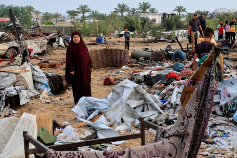 غزة تختنق.. جوع وموت ودمار في قبضة الاحتلال 7 Palestinians inspect the damage at the site of an Israeli strike on a tent camp sheltering displaced people, in Khan Younis, southern Gaza Strip, May 18, 2025. REUTERS/Hatem Khaled TPX IMAGES OF THE DAY