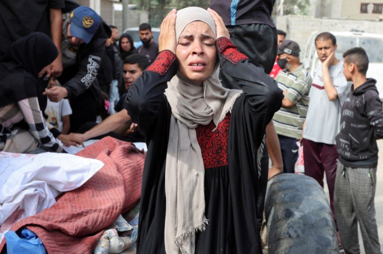 غزة تختنق.. جوع وموت ودمار في قبضة الاحتلال 10 A woman reacts during the funeral of Palestinians killed in Israeli strikes, at Al-Aqsa Martyrs hospital, in Deir Al-Balah in the central Gaza Strip, May 18, 2025. REUTERS/Ramadan Abed TPX IMAGES OF THE DAY