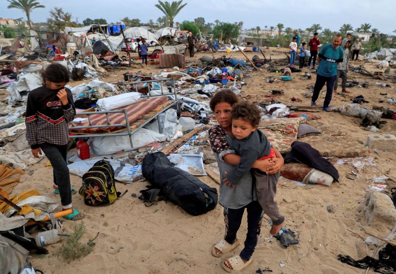 غزة تختنق.. جوع وموت ودمار في قبضة الاحتلال 11 Palestinians inspect the damage at the site of an Israeli strike on a tent camp sheltering displaced people, in Khan Younis, southern Gaza Strip, May 18, 2025. REUTERS/Hatem Khaled TPX IMAGES OF THE DAY
