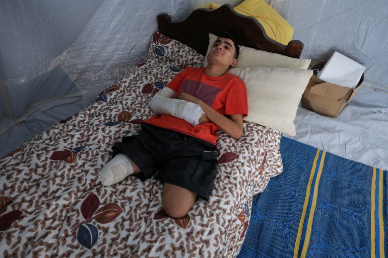 القصف الإسرائيلي يفقد لاعب جمباز ساقيه ويقتل حلمه 4 Ahmad Al-Ghalban, a 16-year-old Palestinian gymnast, who lost both his legs in an Israeli airstrike on Beit Lahiya, lies propped up on his bed inside the tent he took shelter in, after being displaced, in Gaza City, May 21, 2025. REUTERS/Dawoud Abu Alkas