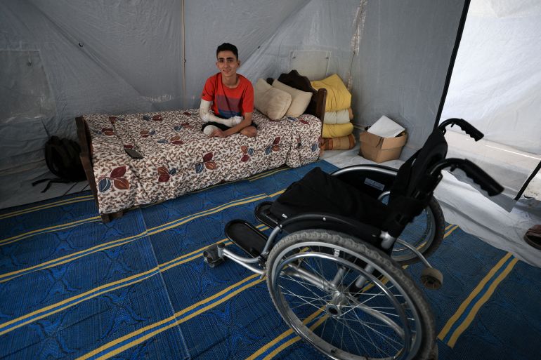 القصف الإسرائيلي يفقد لاعب جمباز ساقيه ويقتل حلمه 3 Ahmad Al-Ghalban, a 16-year-old Palestinian gymnast, who lost both his legs in an Israeli airstrike on Beit Lahiya, sits on his bed inside the tent where he took shelter after being displaced, in Gaza City, May 21, 2025. REUTERS/Dawoud Abu Alkas TPX IMAGES OF THE DAY