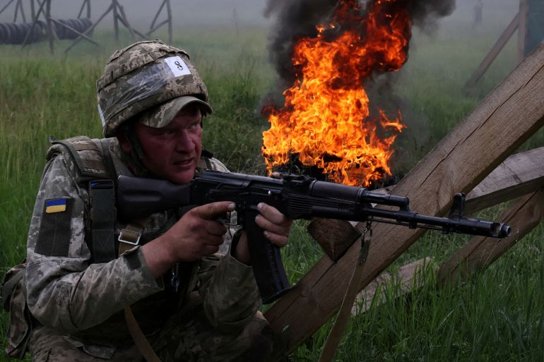 هواجس حرب عالمية ثالثة تسيطر على الأوروبيين وسط هشاشة قارتهم 1 FILE PHOTO: A serviceman of the 65th Separate Mechanized Brigade of the Ukrainian Armed Forces attends a military drill as a recruit near a frontline, amid Russia's attack on Ukraine, in Zaporizhzhia region, Ukraine, May 26, 2025. Andriy Andriyenko/Press Service of the 65th Separate Mechanized Brigade of the Ukrainian Armed Forces/Handout via REUTERS THIS IMAGE HAS BEEN SUPPLIED BY A THIRD PARTY/File Photo