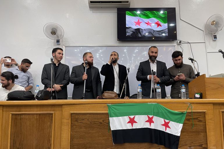 كانت الصلاة شبهة.. طلاب جامعة حماة يحتفلون بافتتاح أول مصلى 3 المنشد نادر القاضي وفرقته في فعاليات افتتاح المصلى