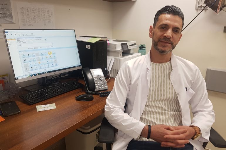 بتمويل قطري.. الذكاء الاصطناعي في علاج مرضى السرطان بالقدس 2 مستشفى المطلع، جبل الزيتونن القدس، الطبيب المقين في قسم العلاج بالإشعاع في مستشفى المطلع عبد المنعم الخطيب(الجزيرة نت)