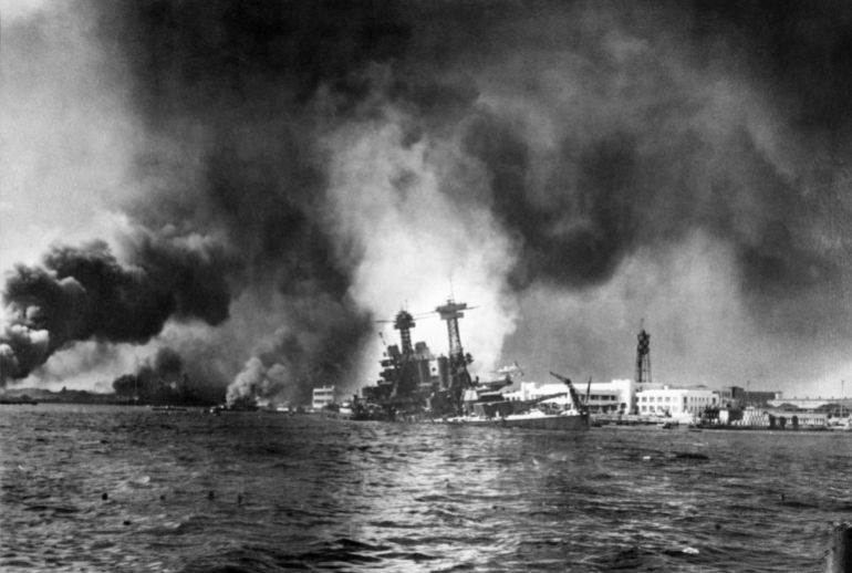 بالصور.. كيف محَت الحرب العالمية الثانية خرائط اليابان وأوروبا؟ 10 La flotte américaine de Pearl Harbor est en flammes, le 07 décembre 1941, après le bombardement massif de la base navale américaine à Hawaï par 360 avions japonais, qui provoquera l'engagement des Etats-Unis dans la seconde guerre mondiale. The US Pacific Fleet burns in its home base at Pearl Harbor in Hawaï after 360 Japanese warplanes made a massive surprise attack, 07 December 1941, which will end a long struggle on the part of isolationist forces in the US to stay out of the war. (Photo by AFP)