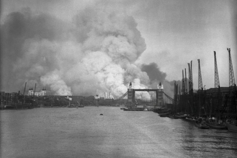 بالصور.. كيف محَت الحرب العالمية الثانية خرائط اليابان وأوروبا؟ 7 A view east down the Thames towards smoke rising from fires in Surrey docks, following the first German air raid of the London Blitz, 7th September 1940. On the left is the Tower of London, and on the right is Tower Bridge. (Photo by Keystone/Hulton Archive/Getty Images)