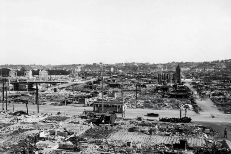 بالصور.. كيف محَت الحرب العالمية الثانية خرائط اليابان وأوروبا؟ 2 A view of the Japanese city of Yokohama after the 'Great Yokohama Air Raid' of 29th May 1945. A third of the city was destroyed when US B.29 Superfortress bombers attacked the city with incendiary bombs, killing an eastimated seven to eight thousand people. (Photo by Ben Heller/FPG/Hulton Archive/Getty Images)