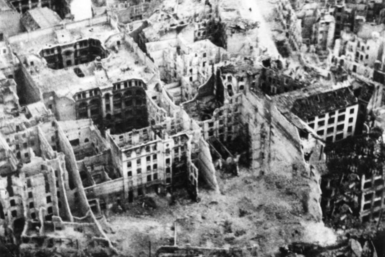 بالصور.. كيف محَت الحرب العالمية الثانية خرائط اليابان وأوروبا؟ 3 Badly damaged area, the result of Allied bombing raids, between Friedrich Hain and Lichtenberg in Berlin, Germany, May 1945. (Photo by PhotoQuest/Getty Images)