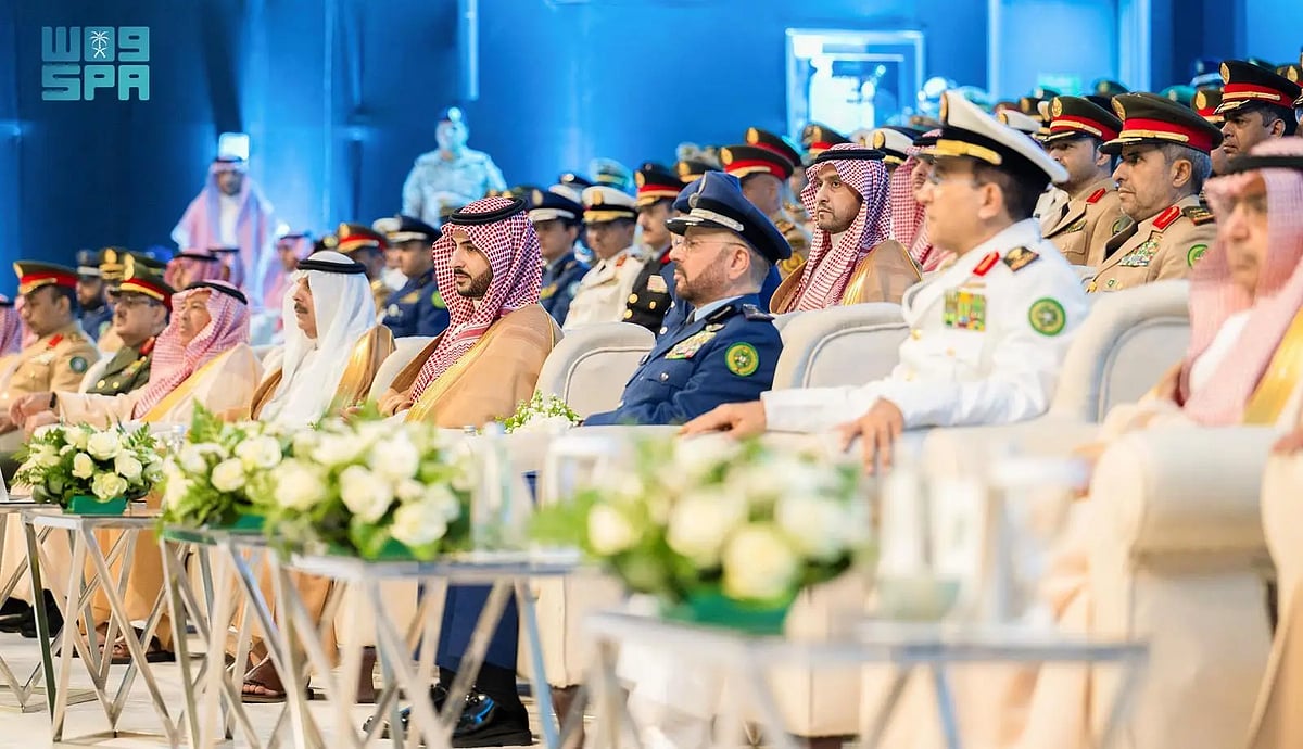وزير الدفاع يرعى حفل تخريج دارسي جامعة الدفاع الوطني بوزارة الدفاع 3