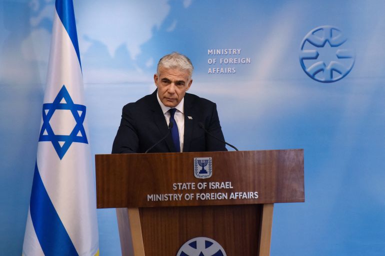 بسبب صاروخ اليمن.. لبيد يدعو نتنياهو للتخلي عن جبنه وليبرمان مصدوم 1 Israeli Foreign Minister Yair Lapid gives a press briefing at the Foreign Ministry in Jerusalem, April 24, 2022. Debbie Hill/Pool via REUTERS REFILE - CORRECTING MONTH