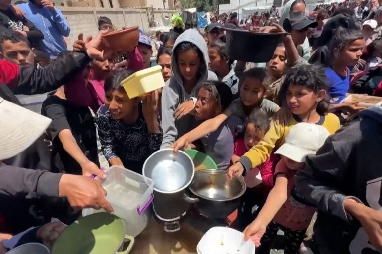 أم محمد الطلالقة.. يوميات فلسطينية في طوابير الجوع داخل غزة المحاصرة 4 Palestinian grandmother speaks of struggle to provide meals for family