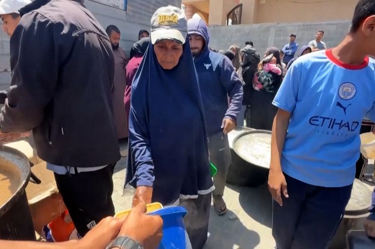 أم محمد الطلالقة.. يوميات فلسطينية في طوابير الجوع داخل غزة المحاصرة 1 Palestinian grandmother speaks of struggle to provide meals for family