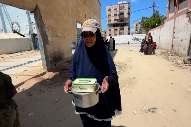 أم محمد الطلالقة.. يوميات فلسطينية في طوابير الجوع داخل غزة المحاصرة 2 Palestinian grandmother speaks of struggle to provide meals for family