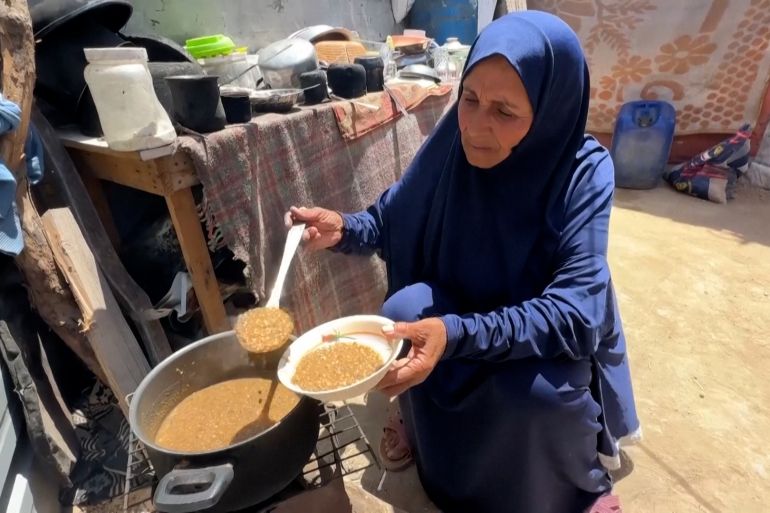 أم محمد الطلالقة.. يوميات فلسطينية في طوابير الجوع داخل غزة المحاصرة 3 Palestinian grandmother speaks of struggle to provide meals for family