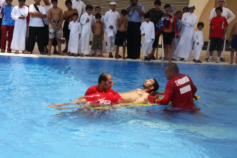 الهلال الأحمر القطري.. رسالة وتاريخ وإنجازات 3 _فرق من مسعفي ومتطوعي الهلال الأحمر القطري يدربون الطلاب على كيفية الانقاذ البحري