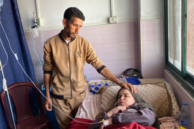 مرضى السرطان في غزة بلا علاج 1 علي حامد يشعر بقلق شديد على زوجته منى المريضة بالسرطان بعد خروج المستشفى الأوروبي من الخدمة-رائد موسى-خان يونس-الجزيرة نت