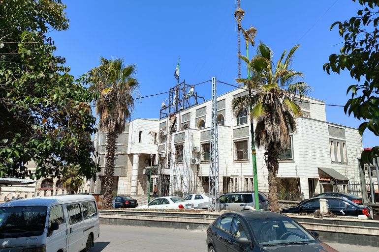 بعد هدوء صحنايا.. ترتيبات أمنية خاصة بالسويداء 1 مبنى قيادة الشرطة في محافظة السويداء (الجزيرة نت)