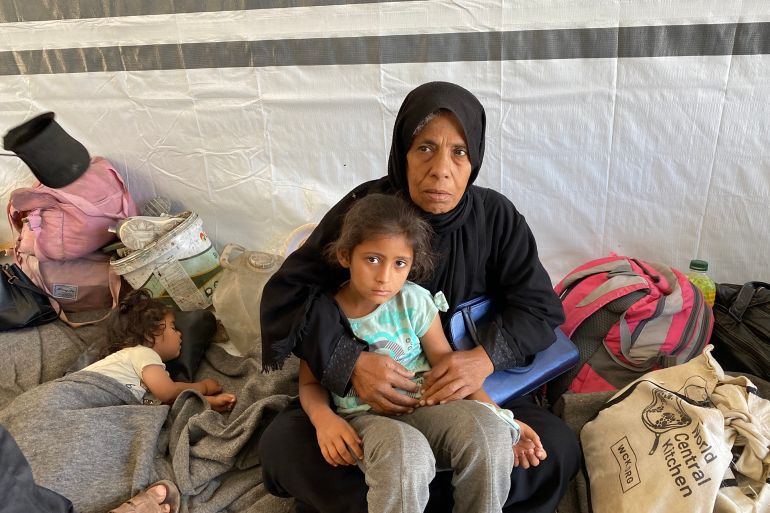 نازحو خان يونس يواجهون الموت والجوع في الشوارع 2 شوقية البريم نازحة مع عائلتها من بلدة بني سهيلا وتواجه الموت والجوع في الشارع-رائد موسى-خان يونس-الجزيرة نت