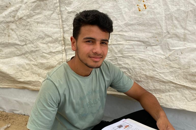 الجوع يفقد طلبة غزة القدرة على الدراسة 1 الطالب فتحي الحج أحمد خسر الكثير من وزنه ويعتمد وأسرته على تكية خيرية إذا توفر لديها الطعام-رائد موسى-خان يونس-الجزيرة نت