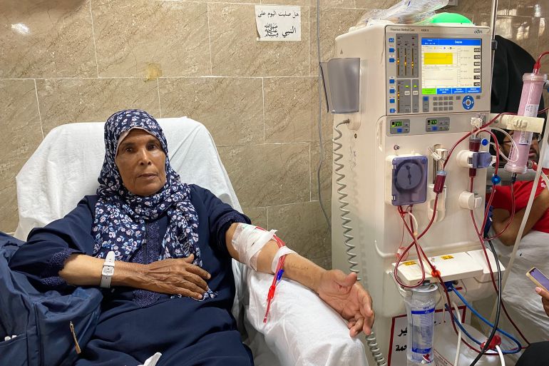 غزة.. أجهزة طبية متهالكة والقيود الإسرائيلية تعيق إصلاحها 1 المريضة عائشة النجار تخضع لجلسة غسيل كلى على أحد أجهزة قليلة نجت من التدمير الاسرائيلي في مجمع ناصر الطبي بمدينة خان يونس-رائد موسى-خان يونس-الجزيرة نت