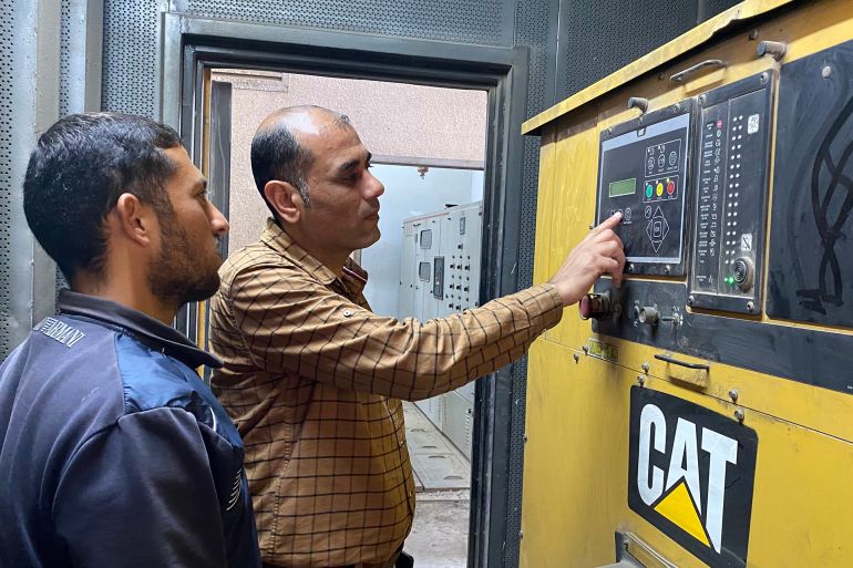 غزة.. أجهزة طبية متهالكة والقيود الإسرائيلية تعيق إصلاحها 2 المريضة عائشة النجار تخضع لجلسة غسيل كلى على أحد أجهزة قليلة نجت من التدمير الاسرائيلي في مجمع ناصر الطبي بمدينة خان يونس-رائد موسى-خان يونس-الجزيرة نت