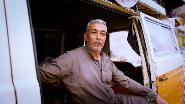 من داخل باص مهجور.. معلم غزة يدرّس معنى الصمود 5 طلال بن ربيع أبو الامجد- من داخل باص مهجور.. معلم غزة القدير يدرّس الصمود