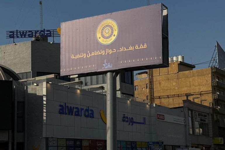 ما البعدان الإستراتيجيان لزيارة السوداني إلى تركيا؟ 1 لافتات عن القمة العربية في شوارع بغداد خاصة للجزيرة نت