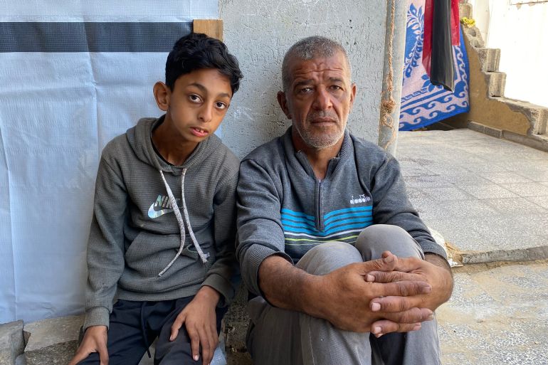 نازحو خان يونس يواجهون الموت والجوع في الشوارع 1 لا يجد باسل البريم طعاما مناسبا لطفله حمزة المصاب بإعاقة ذهنية-رائد موسى-خان يونس-الجزيرة نت