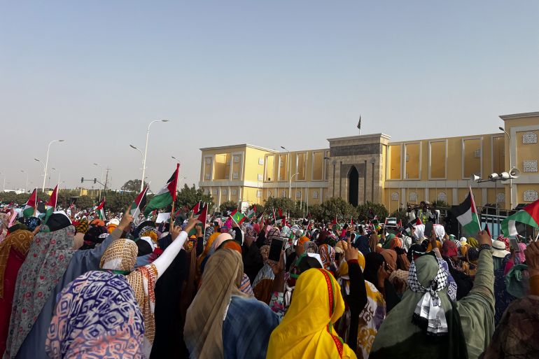 "الصمت عار".. نداء نسائي موريتاني لإنقاذ غزة 2 صور من المسيرة النسائية للجزيرة