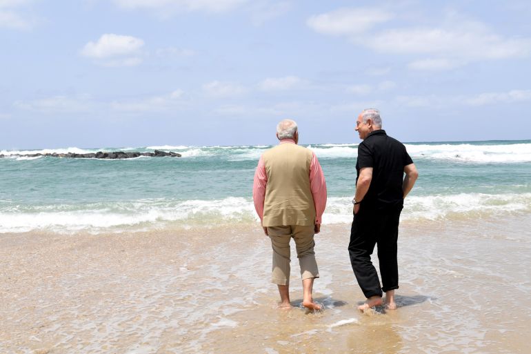 إسرائيل وكشمير.. خيوط العلاقة بين الصهيونية واليمين الهندوسي 2 Israel's Prime Minister Benjamin Netanyahu (R) walks with India's Prime Minister Narendra Modi, as they visit Olga Beach and a water desalination unit operated by G.A.L. Water Technologies, near Hadera, Israel July 6, 2017. Kobi Gideon/Courtesy of Government Press Office/GPO/Handout via REUTERS ATTENTION EDITORS - THIS IMAGE HAS BEEN SUPPLIED BY A THIRD PARTY. ISRAEL OUT. *** Local Caption *** ביקור ראש ממשלת הודו נרנדרה מודי ביקור עם ראש הממשלה בנימין נתניהו בחוף אולגה רכב התפלת מים