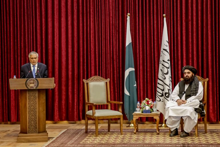 أفغانستان تواجه تداعيات الصراع بين الهند وباكستان 1 Pakistan's Foreign Minister Ishaq Dar (L) speaks during a bilateral meeting with his Afghanistan counterpart Amir Khan Muttaqi at the former presidential palace in Kabul on April 19, 2025. Pakistan's top diplomat Ishaq Dar flew to Kabul for a day-long visit on April 19, where he held discussions with Afghan Taliban officials, including Prime Minister Hasan Akhund and Foreign Minister Amir Khan Muttaqi. (Photo by AFP)