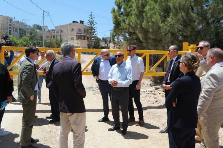 مسؤول فلسطيني: الدبلوماسيون الأجانب واجهوا الرعب الذي نعيشه يوميا 1 من تواجد الدبلوماسيين أمام البوابة الحديدية التي اقامها جيش الاحتلال على مدخل مخيم جنين الشرقي