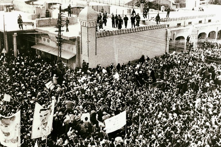 خفايا مذبحة الموصل وأسباب فشل انقلاب عبد الوهاب الشواف 4 War and Conflict, Iraq, pic: 16th March 1959, Baghdad, Iraqi Premier General Abdel Kerim Kassem stands on the roof of the Ministry of Defence and waves to the throng below him, Thousands of pro - Kassem demonstrators paraded condemning the Mosul mutiny War and Conflict, Iraq, pic: 16th March 1959, Baghdad, Iraqi Premier General Abdel Kerim Kassem stands on the roof of the Ministry of Defence and waves to the throng below him, Thousands of pro - Kassem demonstrators paraded condemning the Mosul mutiny (Photo by Popperfoto via Getty Images/Getty Images)