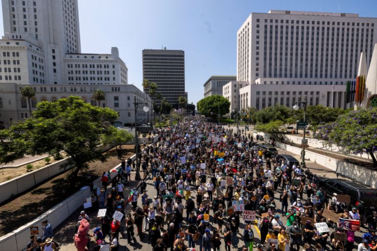 باحث تنبأ بانهيار أميركا يقول: التفكك بدأ للتو 1 Demonstrators leave City Hall and make their way to the Metropolitan Detention Center during a protest against federal immigration sweeps, in downtown Los Angeles, California, U.S. June 8, 2025. REUTERS/Barbara Davidson TPX IMAGES OF THE DAY