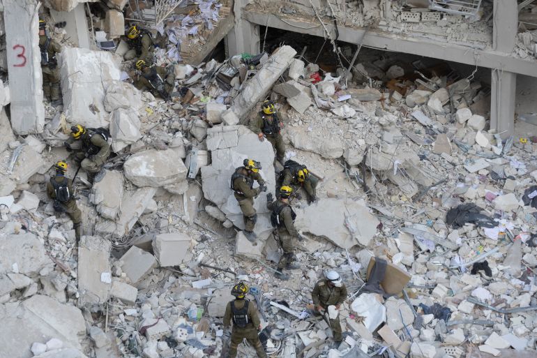 بالصور.. قصف إيران يدمر بات يام وفرق الإنقاذ تبحث عن ناجين 11 BAT YAM, ISRAEL - JUNE 15: Emergency and rescue soldiers search for trapped people around heavily damaged buildings after an overnight missile strike from Iran on June 15, 2025 in Bat Yam Israel. Iran launched a retaliatory missile strike on Israel starting late on June 13, after a series of Israeli airstrikes earlier in the day targeted Iranian military and nuclear sites, as well as top military officials. (Photo by Amir Levy/Getty Images)